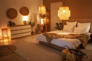 Geceleri klozet, kapı ve parlayan lambalar olan yatak odasının içi.