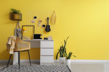 İş yeri, ruh hali kurulu ve ukulele ile ofis içi