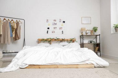 Duvarında rahat yatak ve ruh hali olan şık bir yatak odası.