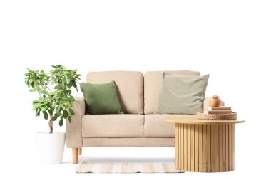 Modern bej kanepe ve ahşap masa beyaz arka planda izole edilmiş.