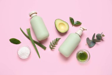 Pembe arka planda doğal kozmetik ürünleri ve malzemeleri içeren kompozisyon