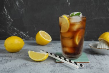 Bir bardak Long Island buzlu çay kokteyli. Üzerinde nane ve limon olsun.