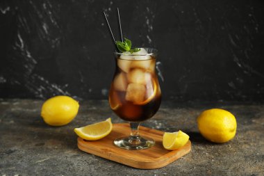 Bir bardak Long Island buzlu çay kokteyli. Üzerinde nane ve limon olsun.