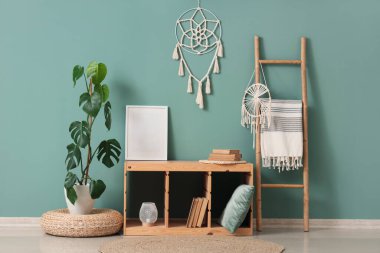 Monstera bitkisi, ayağa kalk ve merdiveni olan bir oturma odası.