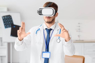 Hastanede VR gözlüğü kullanan bir erkek doktor.