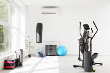 Spor aletleri ve eliptik makineli spor salonu.