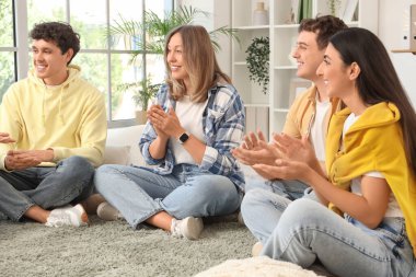 Grup terapi seansında el çırpan gençler