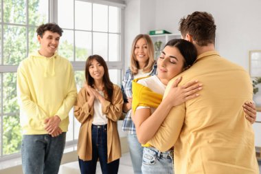 Grup terapisinde sarılan gençler