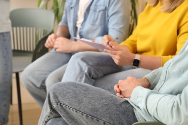 Grup terapi seansında oturan gençler, yakın çekim.