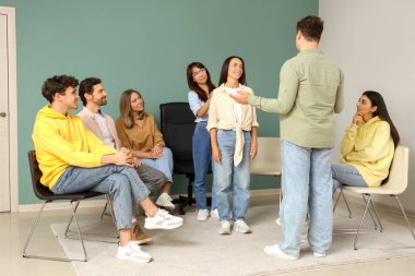Gençler grup terapisinde konuşuyorlar.