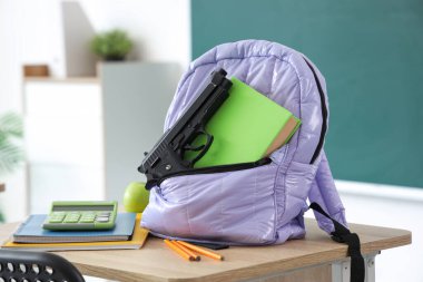 Sırt çantasında silah ve kitap var. Okul çekim konsepti