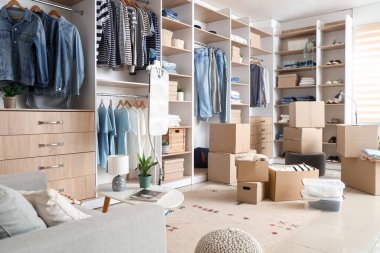 Giysileri, buharlı tenceresi ve kutuları olan gardırop.