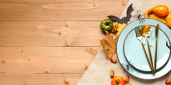 İskelet ve sonbahar dekorlu cadılar bayramı sofrası.