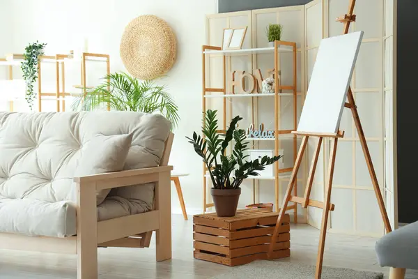 Gri kanepeli şık bir oturma odası.