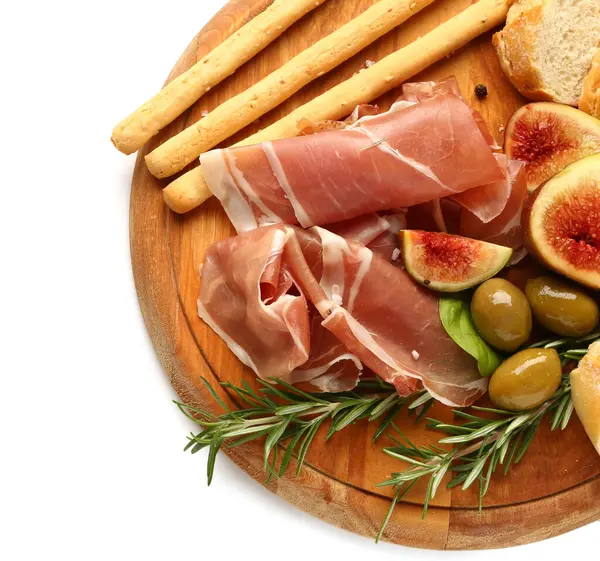 Beyaz arka planda lezzetli prosciutto ve İtalyan Grissini dilimleri olan tahta