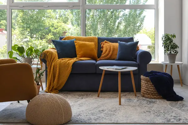 Rahat kanepesi ve sehpası olan modern oturma odasının içinde.