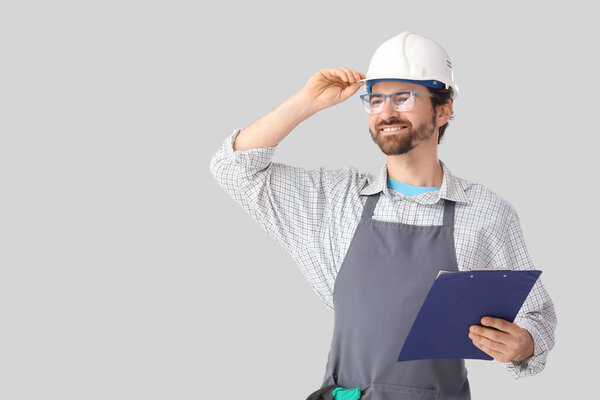 Мужчина сельскохозяйственный инженер с буфером обмена на светлом фоне