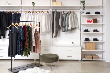 Raflı ve şık elbiseli butiğin içi.