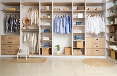 Soyunma odasında rafları ve kıyafetleri olan gardırop.