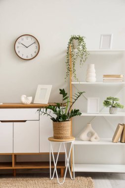 Duvarlı saati, tuvaleti ve raf ünitesi olan ışık odasının içinde.