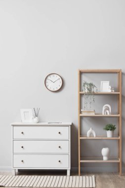 Duvarlı saati, tuvaleti ve raf ünitesi olan ışık odasının içinde.