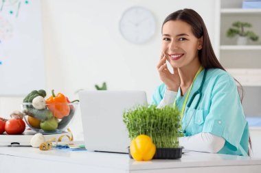 Ofisteki kadın beslenme uzmanının portresi