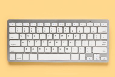 Bej arka planda gri bilgisayar klavyesi. Üst görünüm