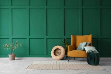 Kahverengi koltuklu, çiçekli, minderli ve puflu bir oturma odası.