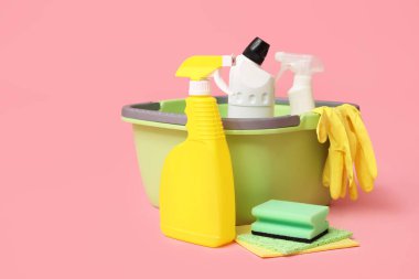 Pembe arka planda temizlik malzemeleri olan bir leğen. Küf temizleme kavramı