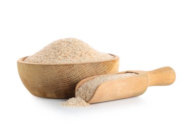 Beyaz arka planda psyllium kabuğu tozu ile kase ve kepçe