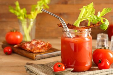 Mason kavanozu içinde domuz pastırması ve kereviz olan Bloody Mary kokteyli.