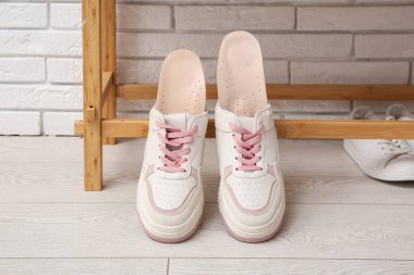 Koridorda ortopedik tabanlı ayakkabılar, yakın plan.