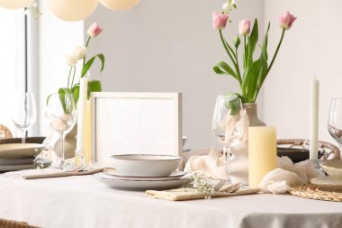 Lokantada güzel lale çiçekleri olan zarif bir masa.