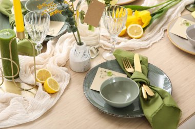 Odada bahar çiçekleri olan masa ayarı, yakın plan.