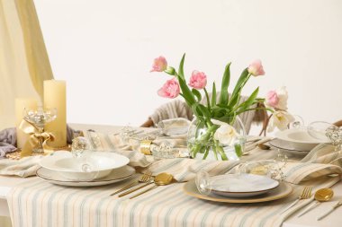 Aydınlık odada bahar çiçekleri olan güzel bir masa, yakın plan.