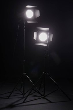 Siyah arka planda parlayan stüdyo ışığı