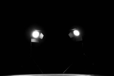 Siyah arka planda parlayan stüdyo ışığı