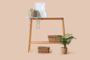 Hasır sepetli ahşap tezgah ve bej arka planda bitkiler