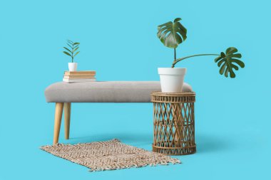 Kitapları, masası ve mavi arka planı olan yumuşak bir bank.