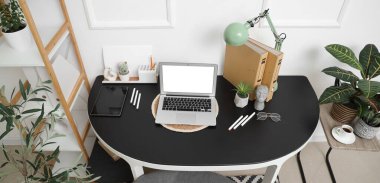 Modern işyerine sahip şık bir oda.