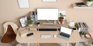 Modern bilgisayar ve dizüstü bilgisayarla rahat bir iş yeri