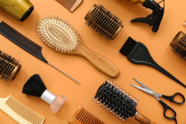 Bej arka planda kuaför aksesuarları, yakın plan.