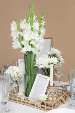 Beyaz Gladiolus çiçekleri olan masa ayarı