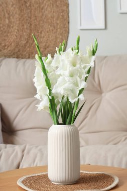 Oturma odasındaki sehpanın üstünde vazodaki çiçekler. Yakın çekim.