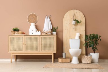 Tuvalet, çekmece ve bitkilerle dolu bir tuvalet.