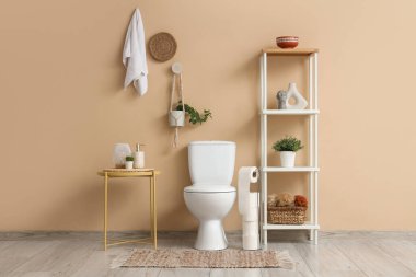 Tuvaleti, rafı ve masası olan bir tuvalet.