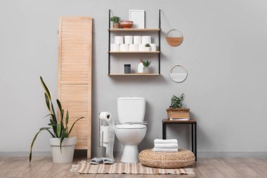 Tuvaletin içinde klozet, raf ve masa var.