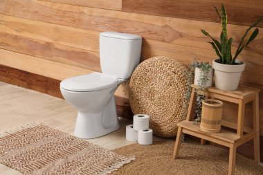 Tuvaleti, bitkileri ve dışkısı olan bir tuvalet.