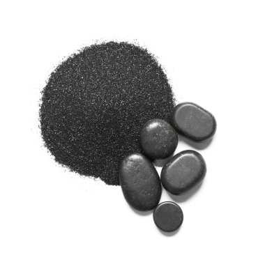 Beyaz zemin üzerinde çakıl taşları olan siyah kumsal yığını.