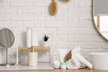 Havlu ve kozmetik ürünlerle banyo lavabosunun yanında modern fotoepilatör.